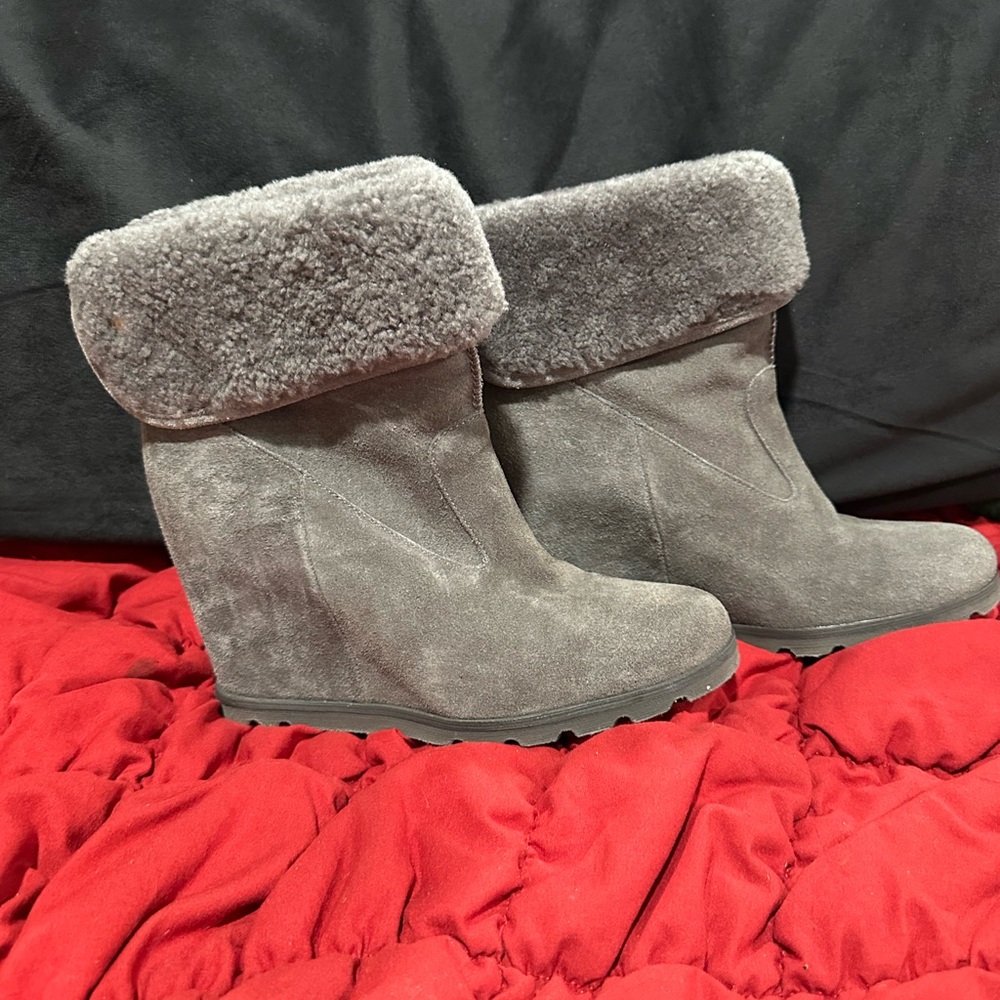 Color: Grey
Brand: Uggs
Size: 8.5
Wedge heel, 3 inch